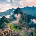 The iconic image of the citadel with Huayna Picchu in the background. It shows terraces, temples, and the harmony of the sanctuary with the mountain.
