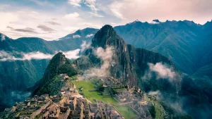 The iconic image of the citadel with Huayna Picchu in the background. It shows terraces, temples, and the harmony of the sanctuary with the mountain.